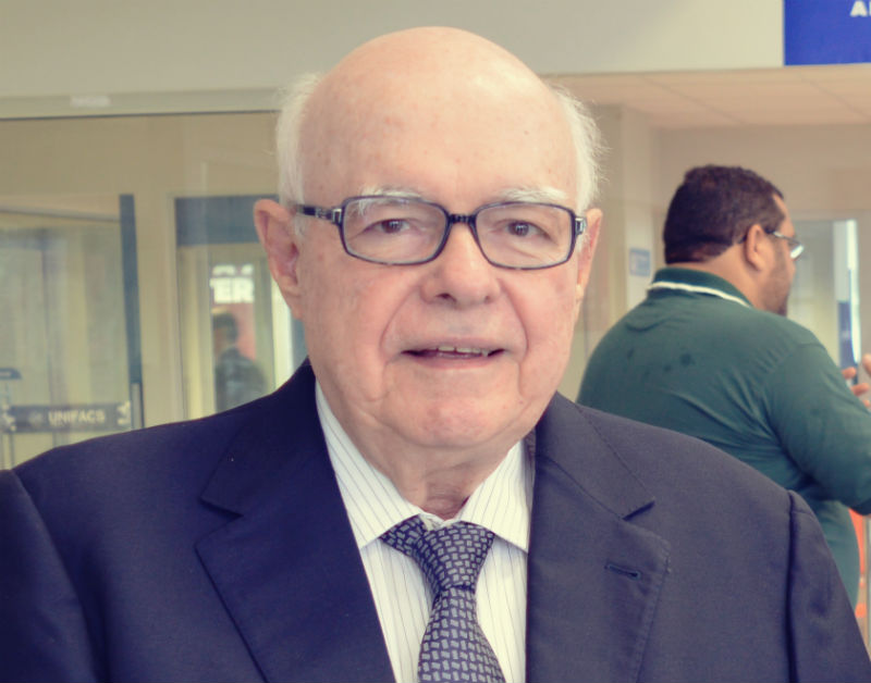 Manoel Barros, fundador da Unifacs, é eleito representante estadual da ANGRAD