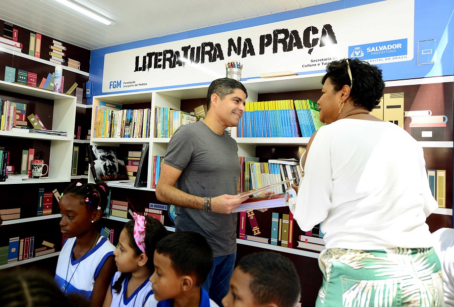 Praças de Salvador começam a ganhar espaços de leitura