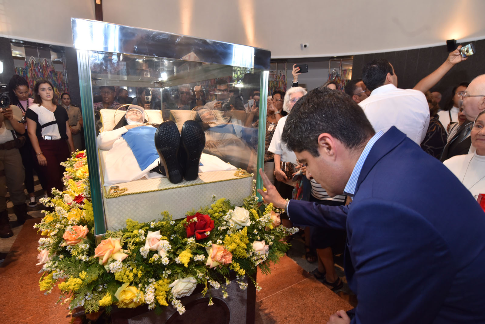 ACM Neto participa da apresentação e bênção ao novo túmulo de Irmã Dulce