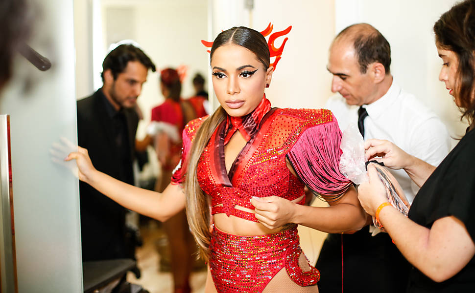 Anitta fará show no Baile de Gala do AmfAR