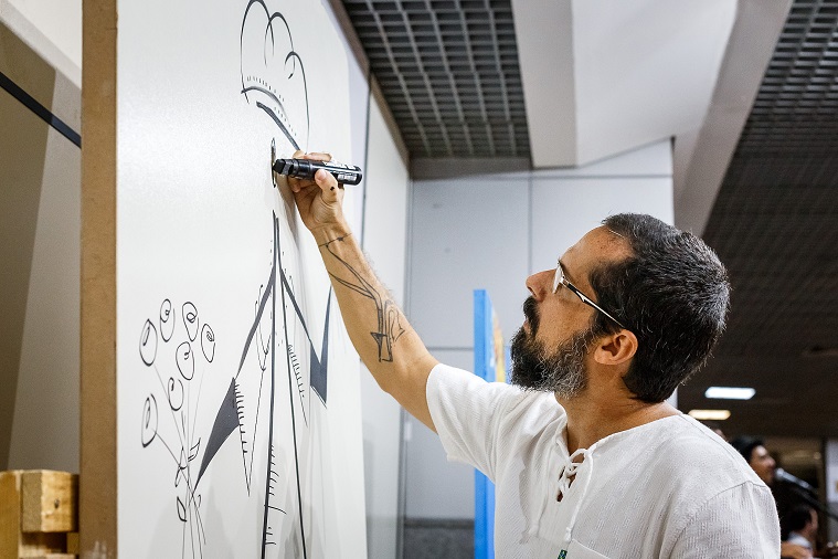 Artistas fazem criações ao vivo no Aeroporto de Salvador