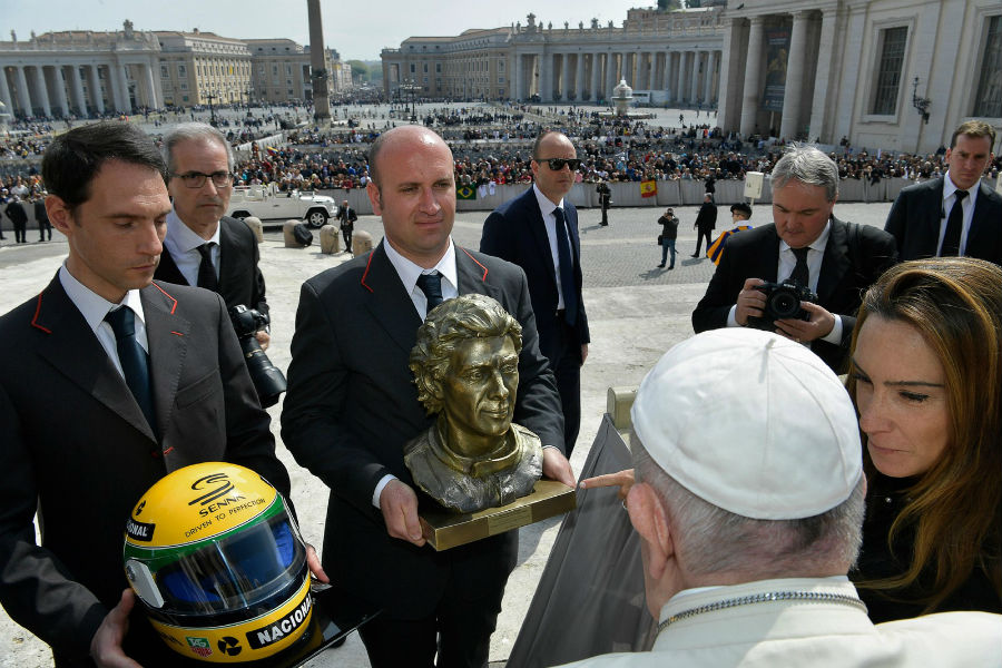 Escultura de Ayrton Senna fará parte do acervo do Vaticano