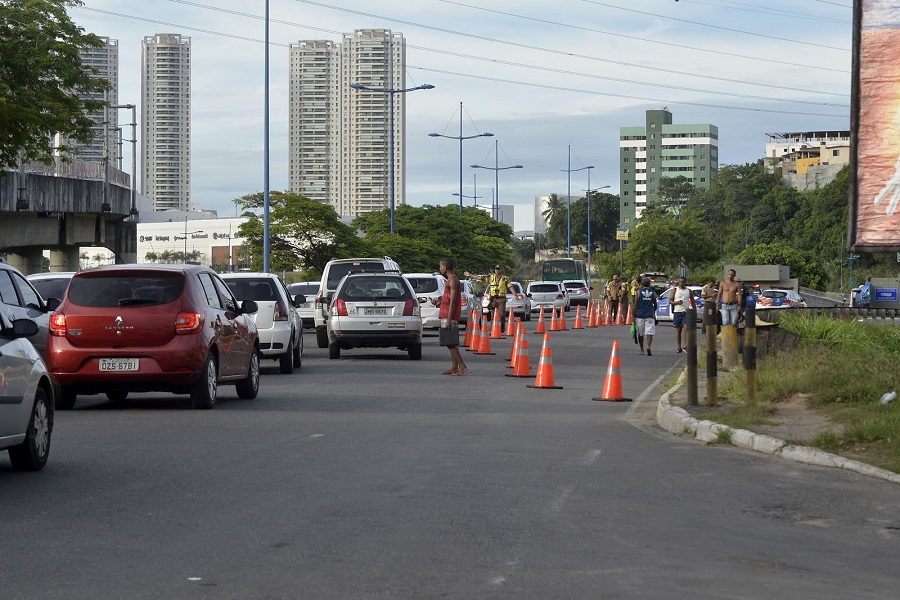 Transalvador multa veículos de manifestantes na região do Shopping da Bahia