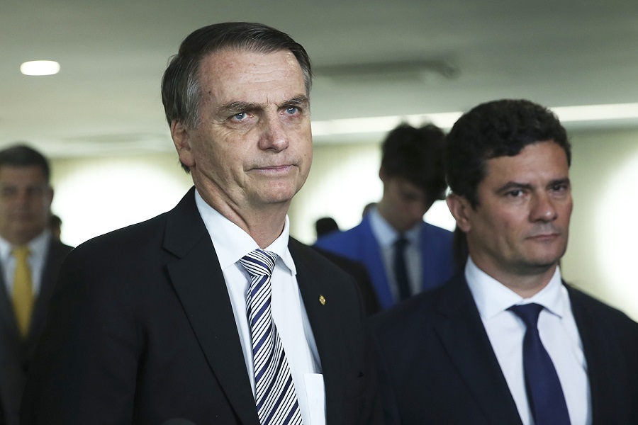 Vídeo! Bolsonaro encerra entrevista ao ser questionado sobre mensagens de Moro