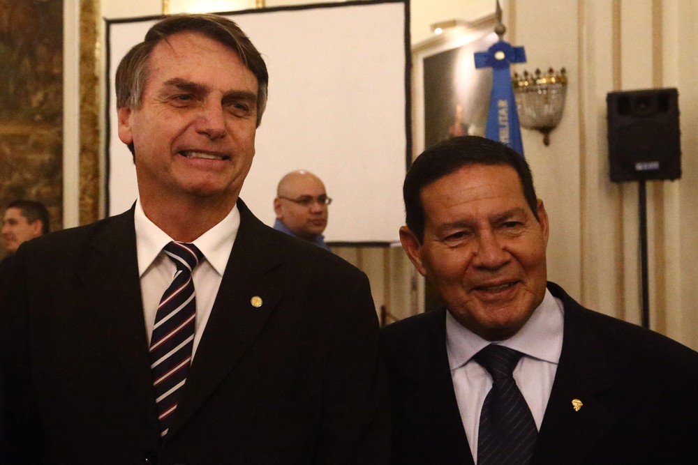 Bolsonaro anuncia general Mourão como seu vice