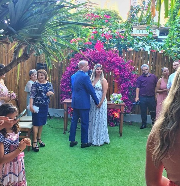Lisiane Arouca e Fabrício Lemos se casam em cerimônia intimista