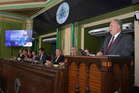 Guilherme Marback Neto representa Unijorge em homenagem na Câmara Municipal