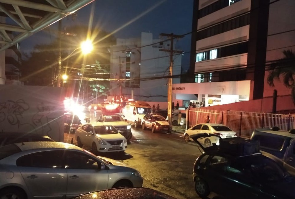 Elevador despenca e deixa ao menos cinco feridos em edifício empresarial em Salvador