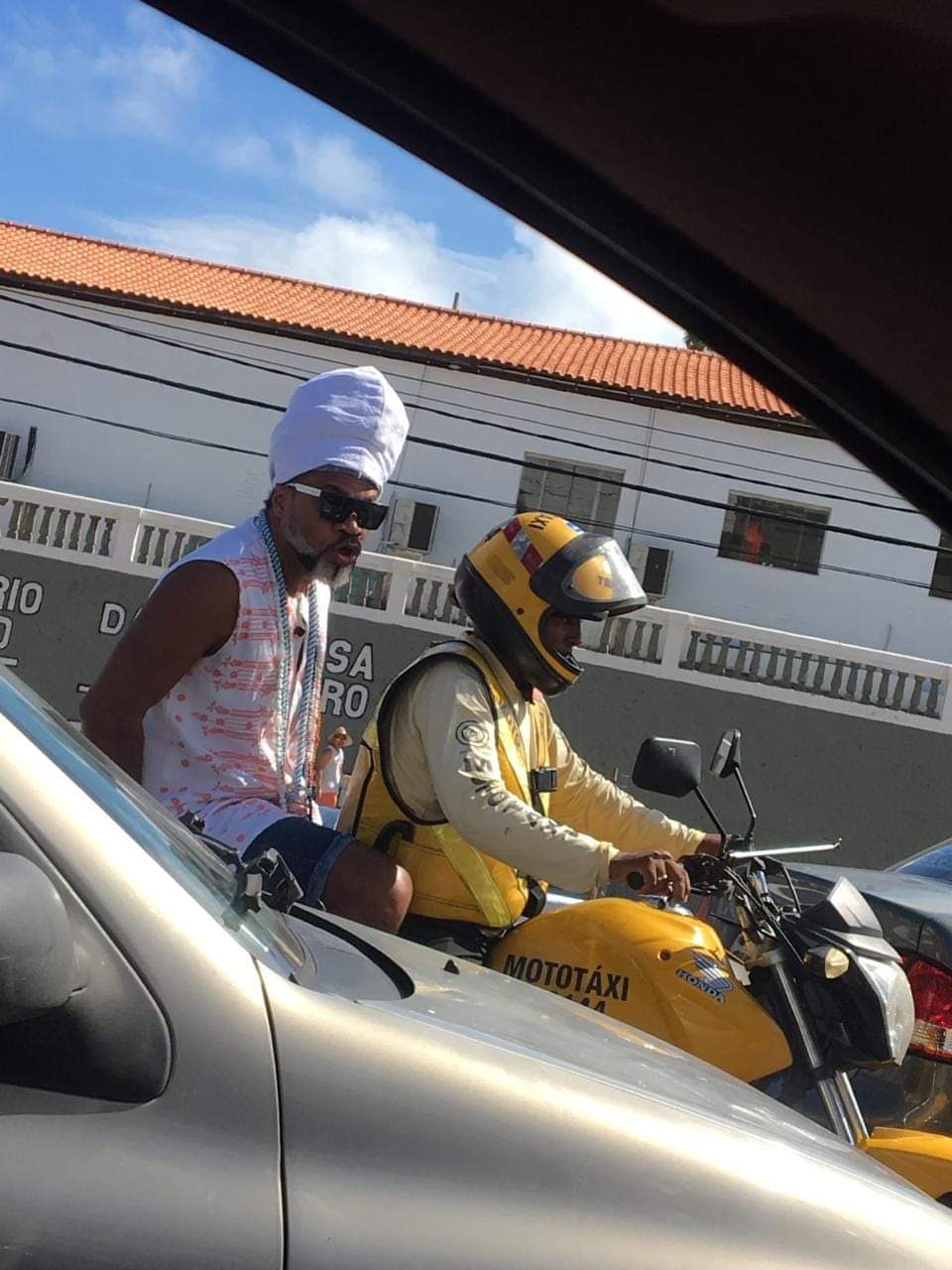 Carlinhos Brown é visto circulando por Salvador de mototáxi