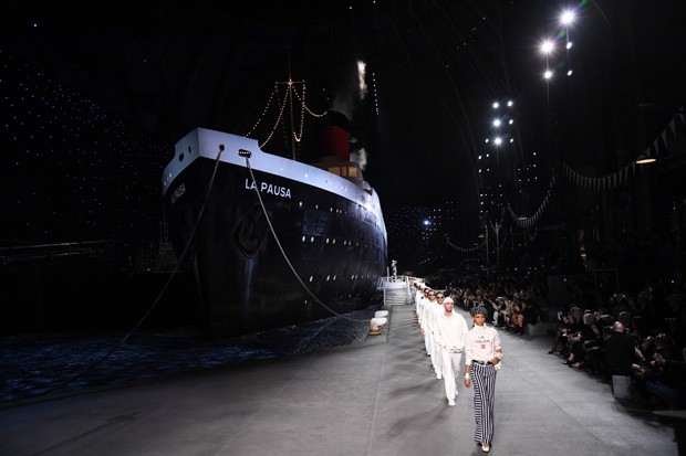 Chanel apresenta desfile de coleção com navio de 30 metros