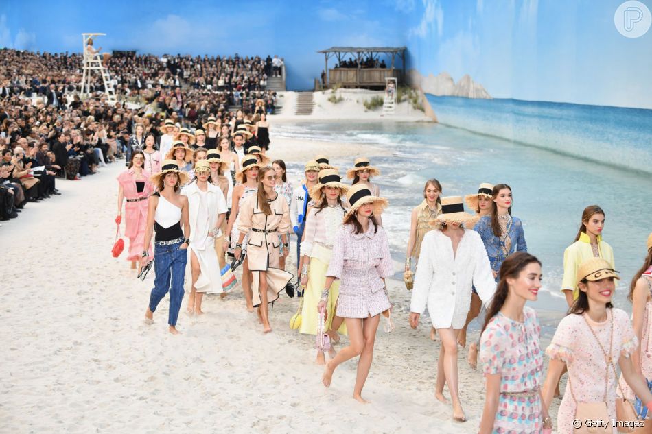 Karl Lagerfeld  transforma Grand Palais de Paris em praia para desfile da Chanel