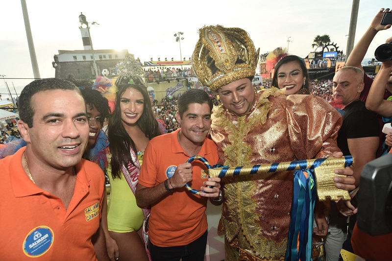 Rei Momo recebe a chave e Carnaval de Salvador é oficialmente aberto