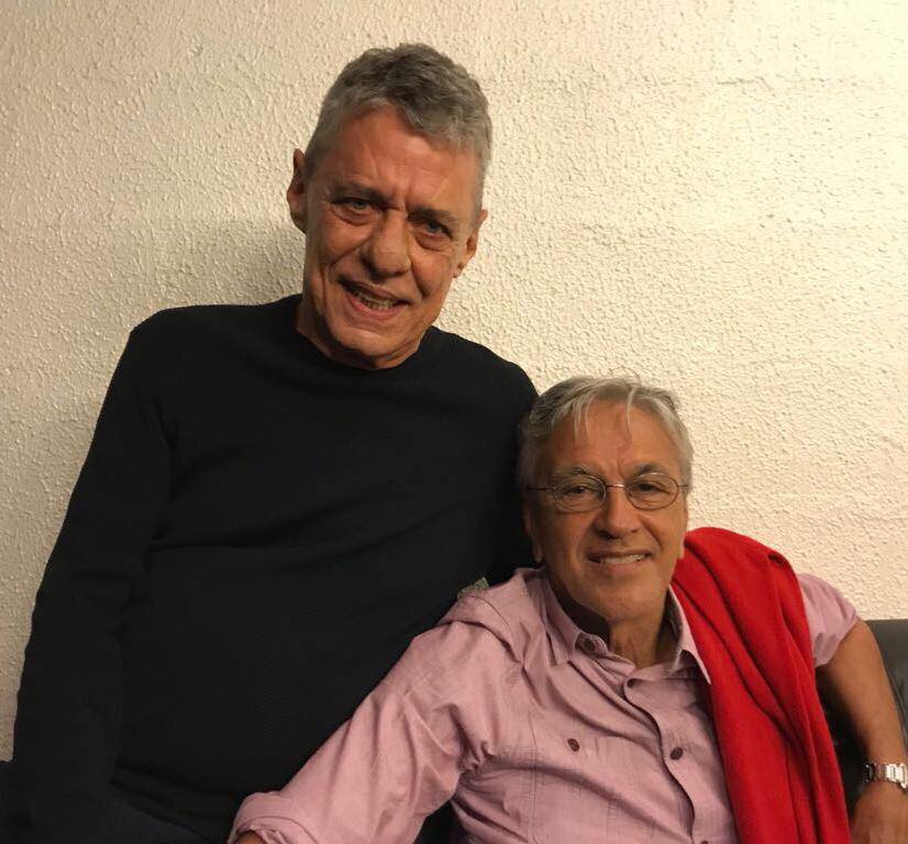 Caetano elogia Chico Buarque após assistir a show no Rio: 'Artista imenso'