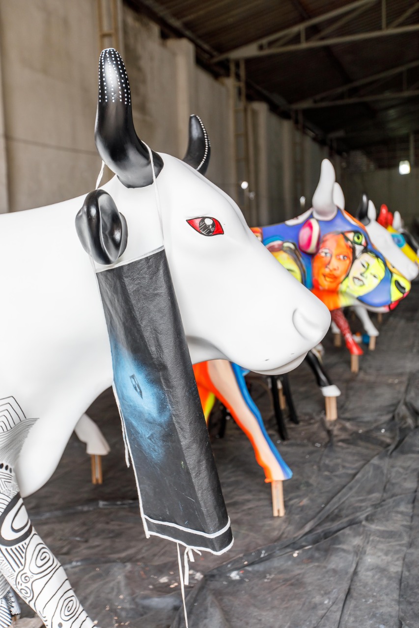 Artistas dão cor e textura às esculturas de vaca na 13ª edição da CowParade Brasil