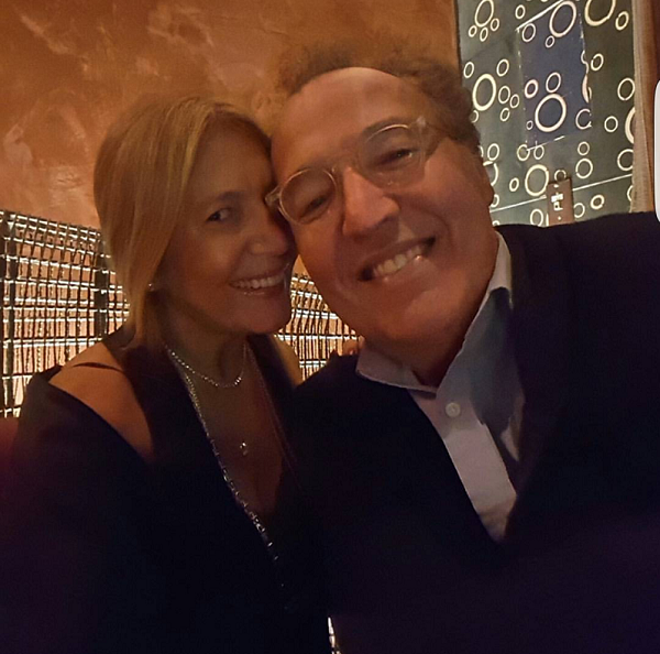 Em NY, Donata Meirelles posta foto com Nizan Guanaes e dispara: “Selfie com meu amor”