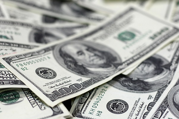 Dólar fecha acima de R$ 3,30 pela primeira vez em quatro meses