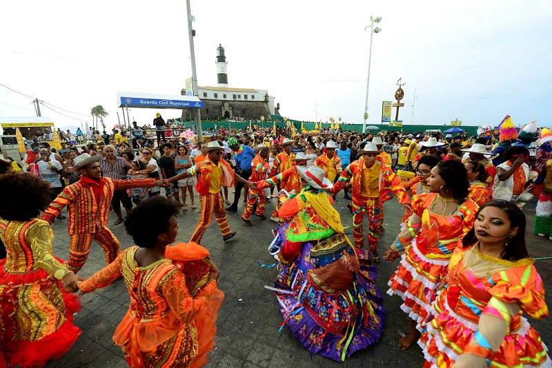 Fuzuê abre pré-Carnaval de Salvador e arrasta multidão para a Barra