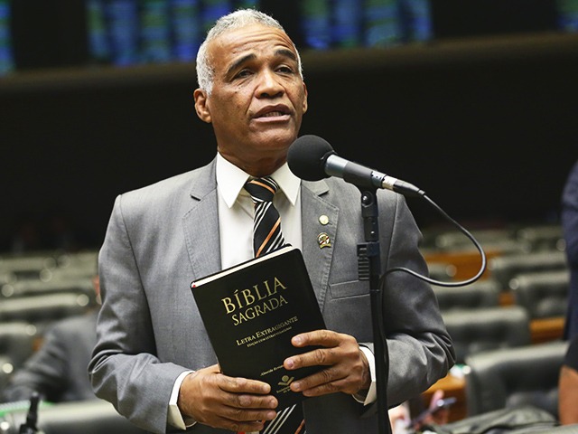 Isidório quer revogar homenagem de Bolsonaro a Olavo de Carvalho