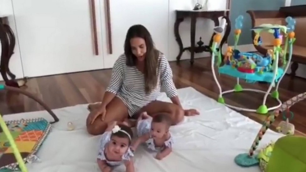  Em vídeo, Ivete Sangalo mostra os rostos de suas filhas. Play!