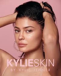 Kylie Jenner aposta em lançamentos de Skincare