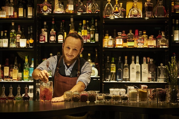 Hotel parisiense Le Burgundy reabre bar com nova identidade
