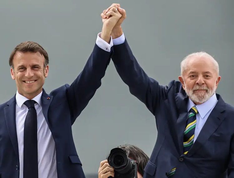 Emmanuel Macron recebe de Lula a mais alta condecoração brasileira a estrangeiros; saiba mais