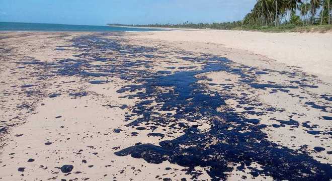 Governo da Bahia vai assinar decreto para ajudar cidades afetadas por óleo