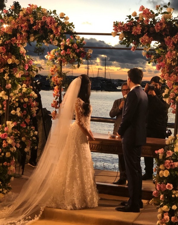 Mariana Di Domizio e Victor Ventin se casam ao pôr do sol, no Amado