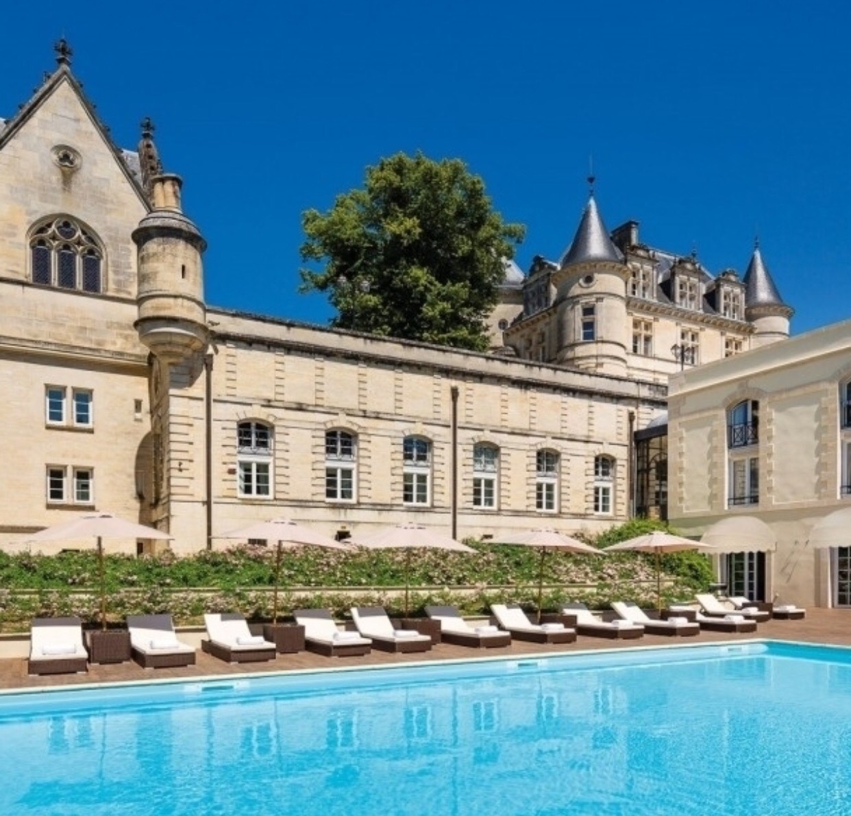 Que tal se hospedar em um castelo na região de Bordeaux? 