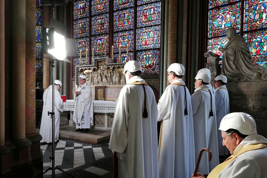 Dois meses após incêndio, Notre-Dame tem primeira missa