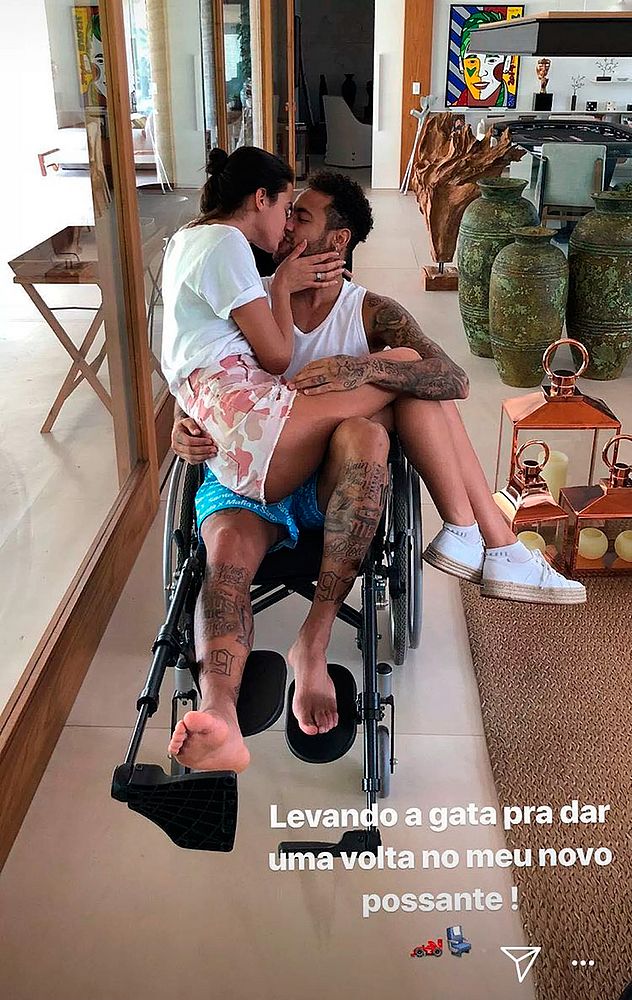 Neymar dá 'carona' a Bruna em cadeira de rodas: 'Novo possante'