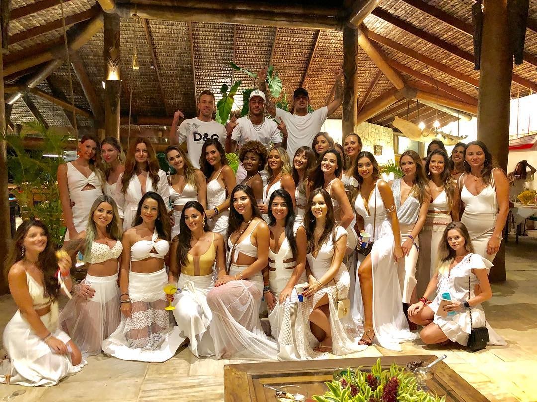 Ao lado de Medina e Arthur Mello, Neymar passa Ano-Novo com 26 mulheres 