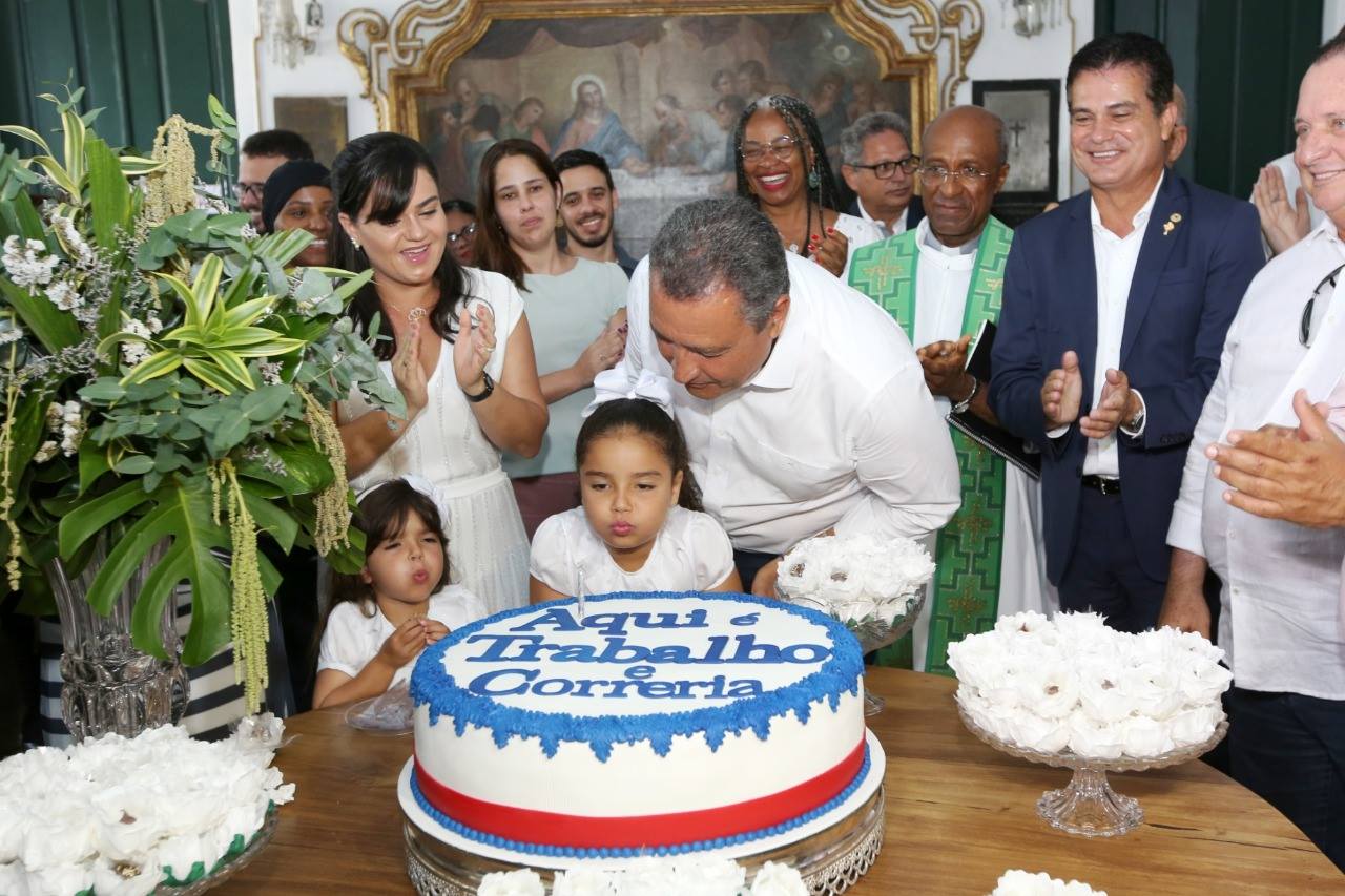 Governador Rui Costa celebra 56 anos na Basílica do Senhor do Bonfim com a família