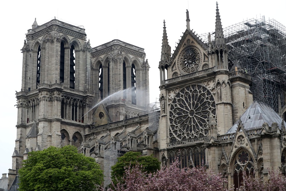 Catedral de Notre Dame realiza primeira missa após incêndio 