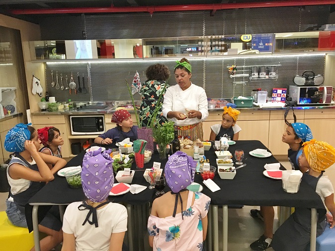 Chef Kátia Najara ministra oficina de culinária para público kids em Salvador