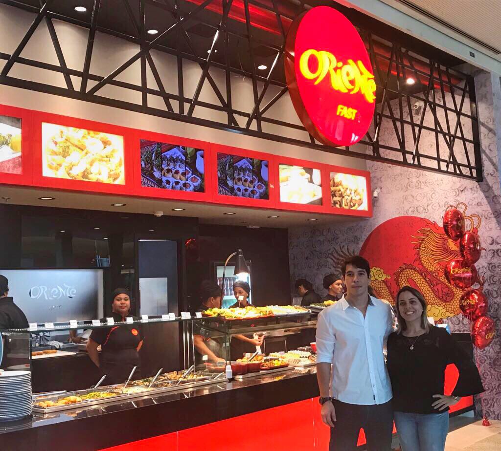 Rafaela e Roberto Simon inauguraram o restaurante Oriente Fast no Salvador Shopping 