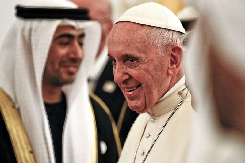 Em viagem histórica, Papa Francisco desembarca nos Emirados Árabes Unidos