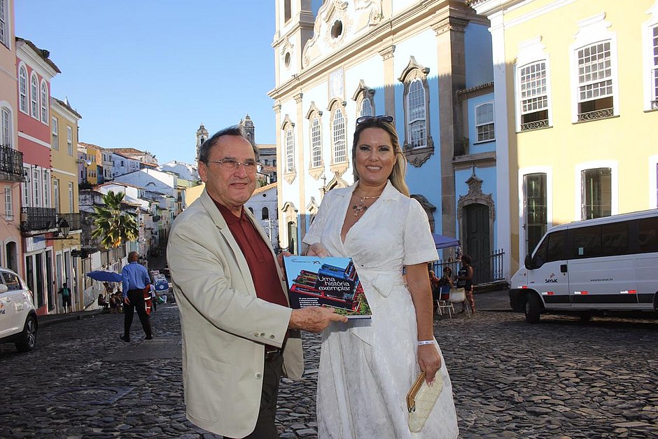 Esposa de Hamilton Mourão visita Salvador