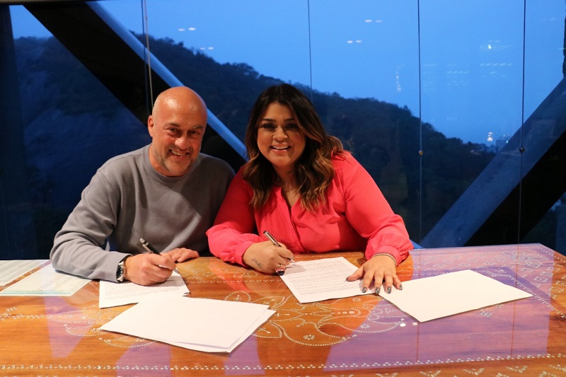 Preta Gil assina contrato com a Sony Music