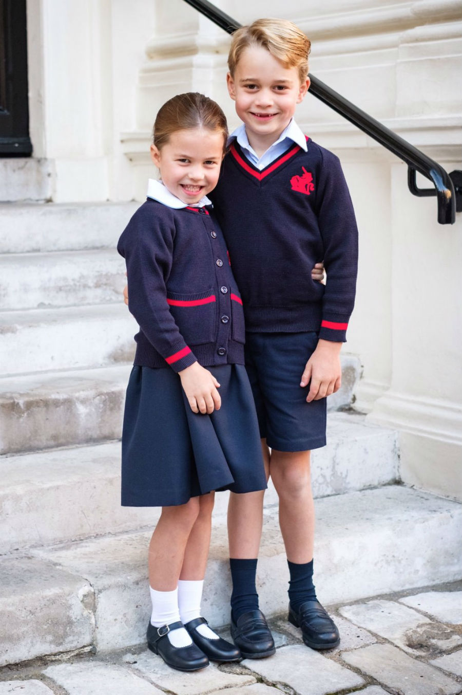 Palácio de Kensington divulga imagens da Princesa Charlotte na escola