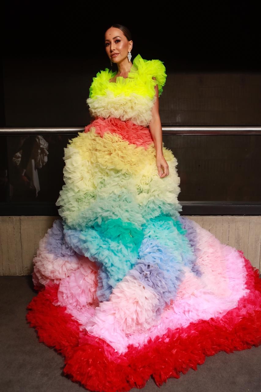 "Estou celebrando o amor", diz Sabrina Sato ao usar look ultracolorido no Baile da Vogue