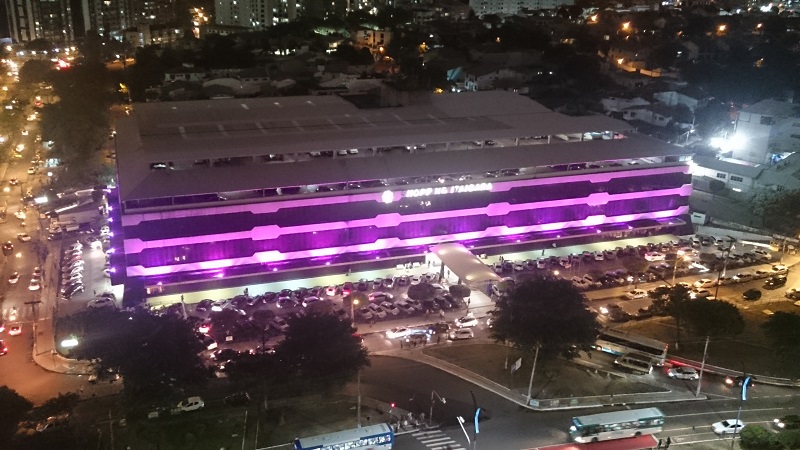 Shopping Itaigara ganha iluminação especial em apoio ao Outubro Rosa