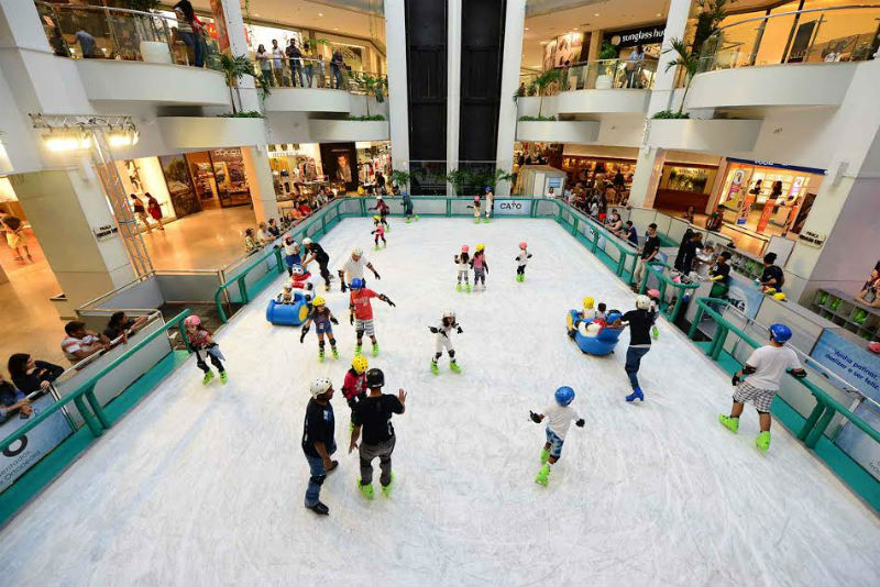 Pista de patinação é atração das férias no Shopping Barra