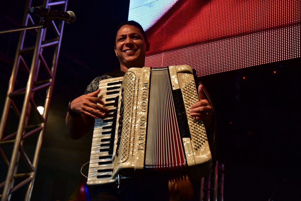Targino Gondim homenageia Luiz Gonzaga durante show no Pelourinho