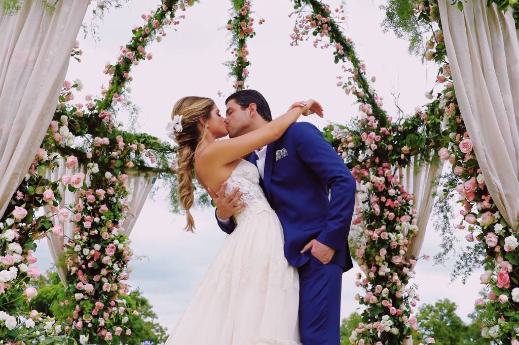 Thassia Naves e Artur Attie oficializam noivado com festa luxuosa