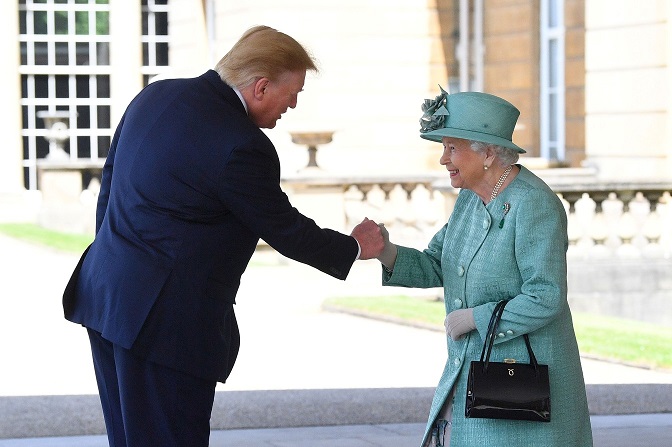 Donald Trump é recebido pela rainha Elizabeth em visita ao Reino Unido