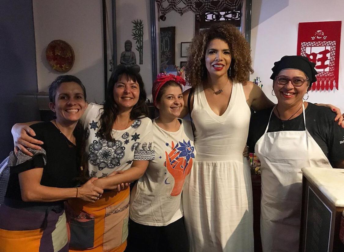Alô Alô Bahia viu Vanessa da Mata em certo restaurante no Rio Vermelho 