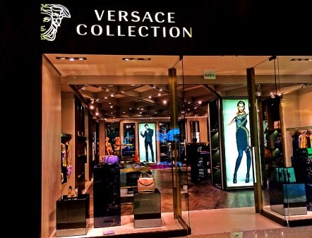 Fervo dos bons na Versace