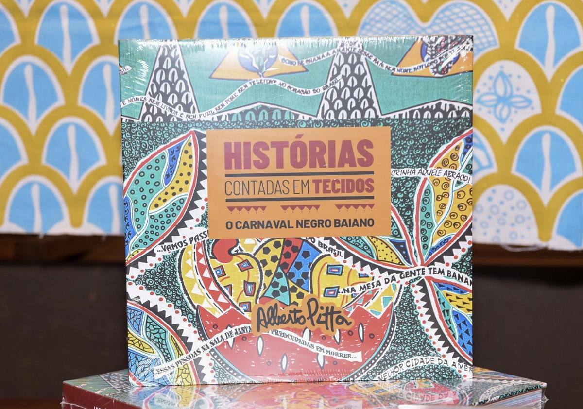 Livro História contada em tecidos      