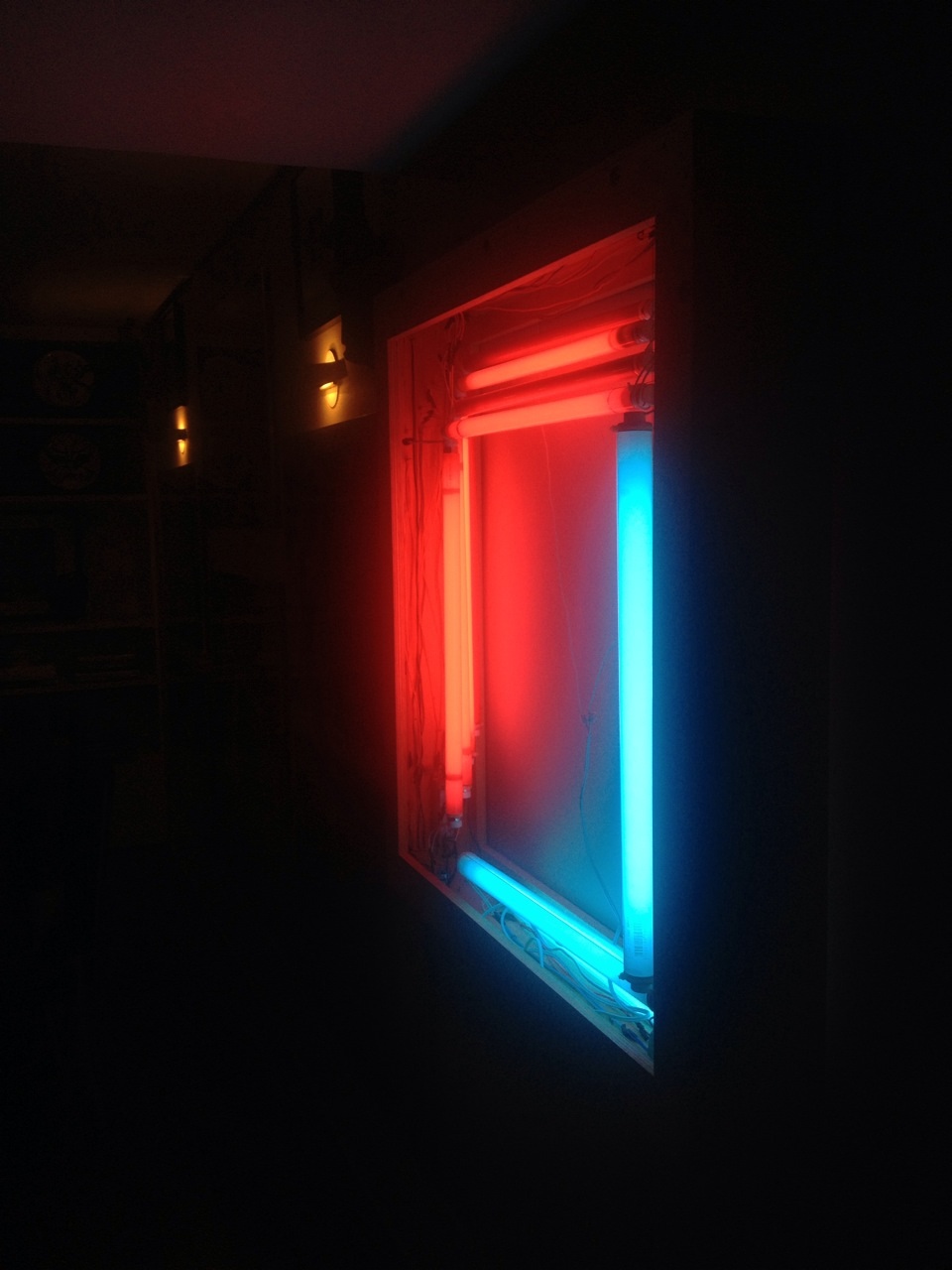 Instalação em neon. Obra do acervo pessoal do arquiteto Michel Safatle